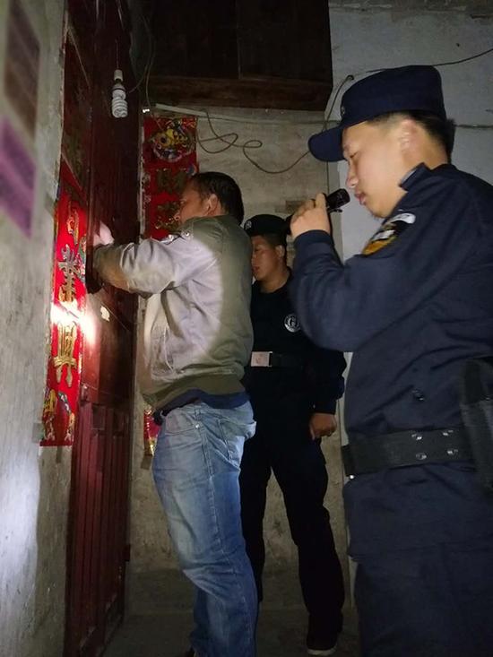黄石粗心妈妈误将幼女锁家中 民警全城寻开锁师傅开门